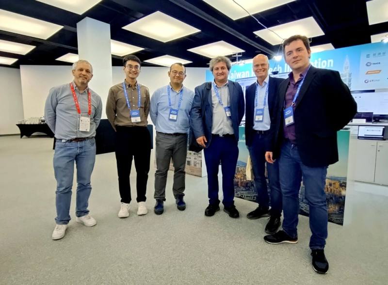 經濟部產業技術司推動「6G國際研發合作與實驗網計畫」，加速我國6G技術研發。由工研院攜手歐盟產研機構，在臺成功導入歐盟旗艦計畫6G-SANDBOX Toolkit，正式啟動境外首座6G-SANDBOX實驗平台。圖為臺歐合作團隊合影