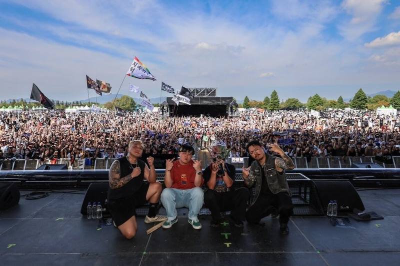 樂團血肉果汁機獲選台北流行音樂中心「國際音樂人交換計畫」，日前登上釜山國際搖滾音樂節主舞台，成為當日討論度最高表演者之一。（血肉果汁機提供）