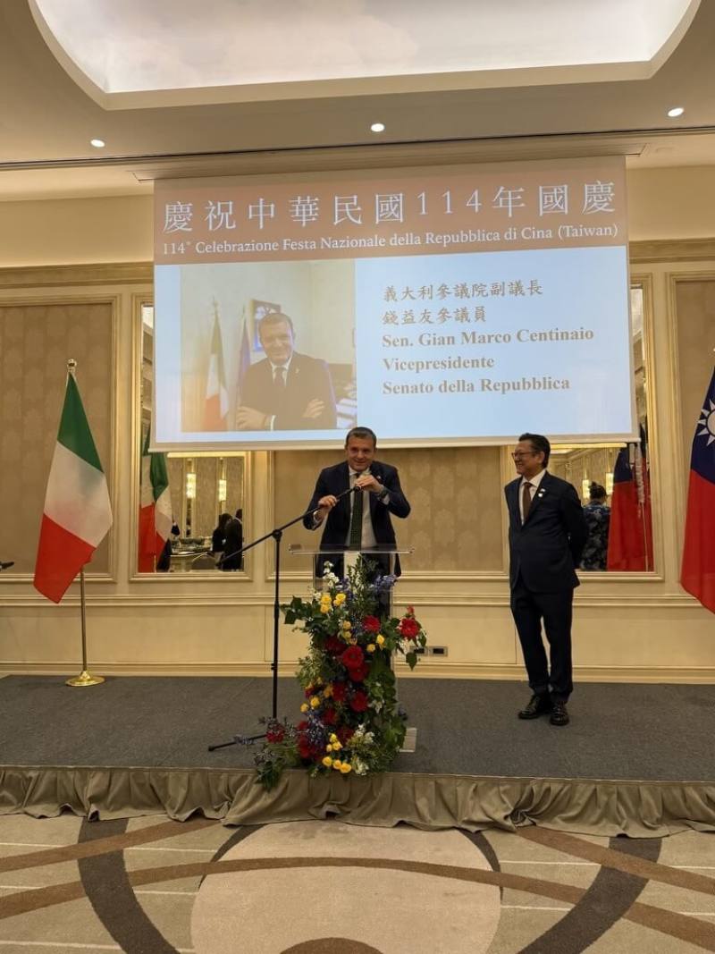 駐米蘭辦事處3日舉辦國慶酒會，義大利參議院副議長錢益友（講者）致詞表示，台灣是民主國家的代表，理應獲得國際社會承認並加入國際組織。（駐米蘭辦事處提供）