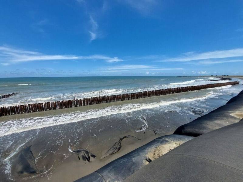 7月颱風衝破台南市七股外海沙洲並毀損青山漁港沙洲設施，台南市政府4日表示，已展開修復沙洲破口、設施，並規劃推短中長期復育計畫。（台南市政府提供）