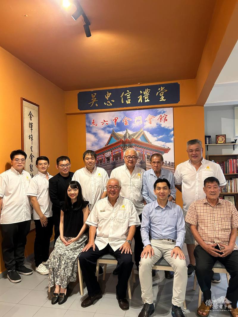 廖建勛偕宋怡穎（右2、左1）拜會馬六甲金門會館，吳梓浩（右2）與眾鄉賢幹部親自接待