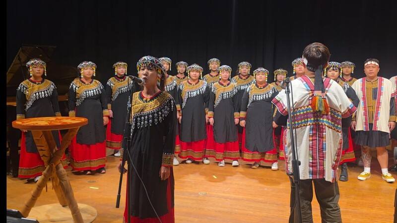 尼布恩首度訪問加拿大，首站在溫哥華社區學院展現美麗布農原音，並與當地原住民聲樂團進行交流