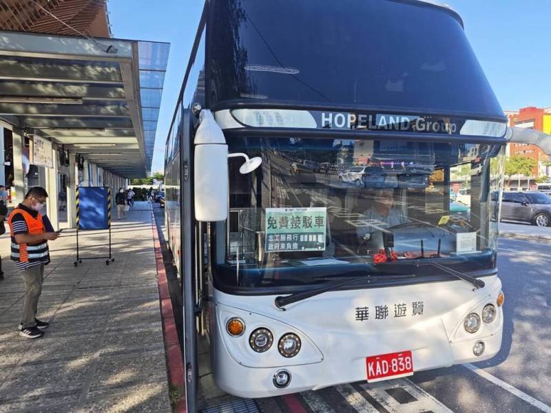 馬太鞍溪堰塞湖溢流重創花蓮縣光復鄉，交通部及公路局啟動大客車免費接駁專車計畫，助志工順利抵達受災點，為因應連假人潮，3日再針對花蓮站A、B線增加行駛班次。（公路局提供）