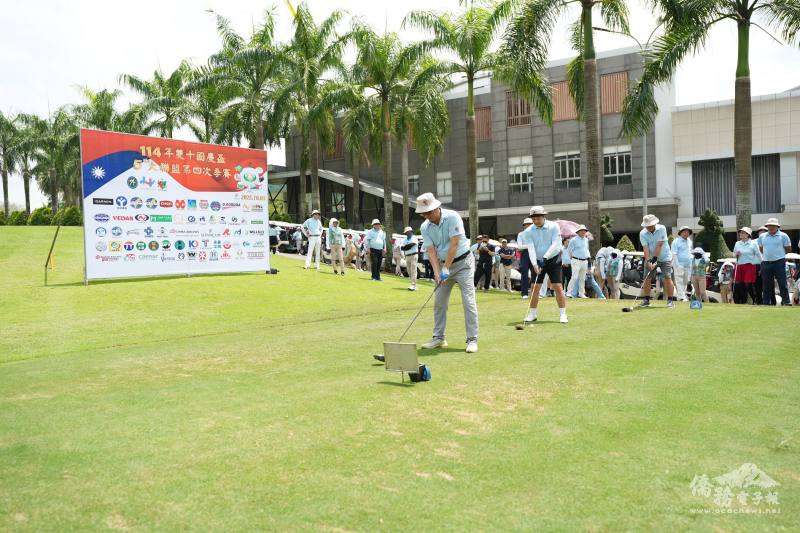 駐胡志明市辦事處處長韓國耀（中）、越南臺灣商會聯合總會總會長袁濟凡（右）及盟主楊金水（左）共同主持開球儀式，為國慶盃高爾夫球賽揭開序幕