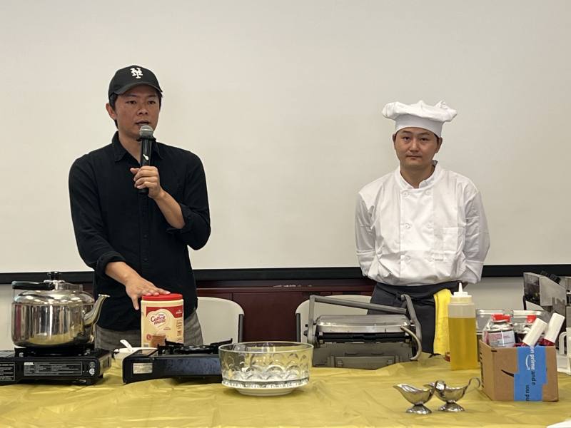 「王排 Steaking」創辦人戴士凱(左)與助理主廚 Owen(右)展示三道美食。