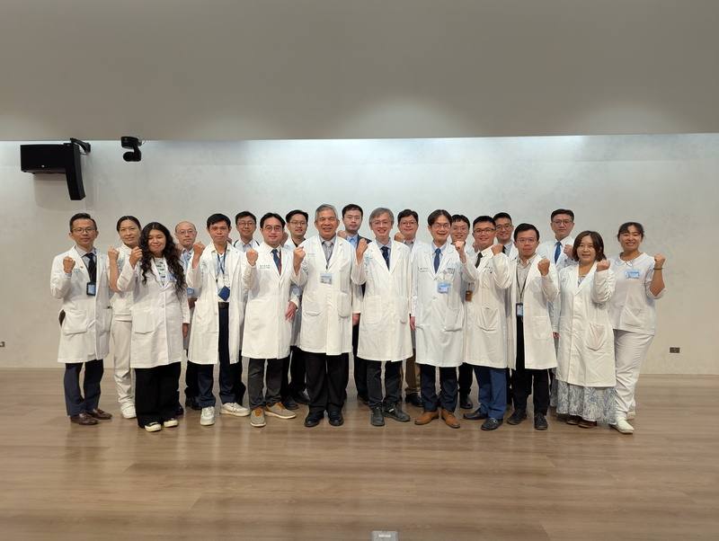 台中市立老人復健綜合醫院啟動營運1週，門診已突破2000人次。3日由院長張坤正（前右4）率領醫療團隊，舉辦衛教新聞記者會