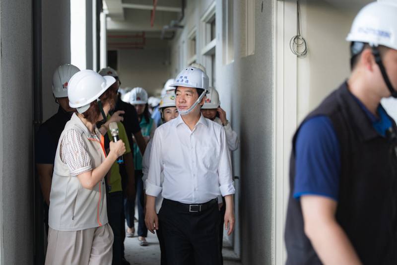 賴清德總統3日下午視察屏東縣車城鄉住宿式長照機構興建工程