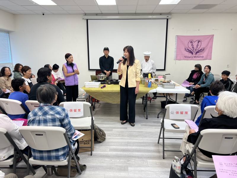 金山灣區文教中心主任莊雅淑致詞歡迎Woodside Priory School主流學生參與