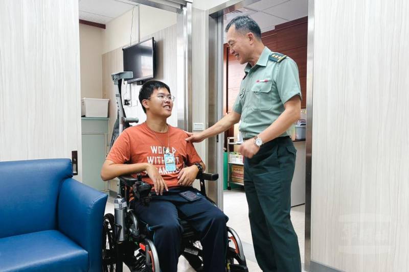 鍾副部長探慰國軍高雄總醫院行政專員秦良丰