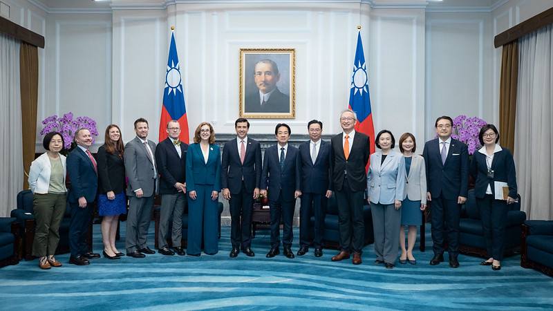 President Lai poses for a photo with a delegation led by Luke Lindberg, under secretary for Trade and Foreign Agricultural Affairs at the United States Department of Agriculture.