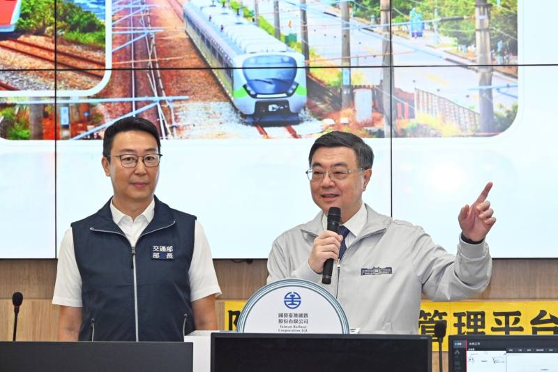 行政院長卓榮泰視察114年中秋節連假鐵公路疏運辦理情形