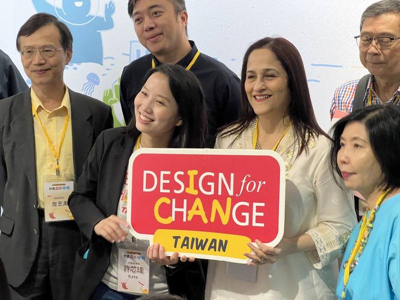 台灣童心創意行動協會（DFC台灣）3日在台北舉辦15週年特展，鼓勵民眾打破單一標準，看見孩子的亮點。DFC台灣執行長許芯瑋（前排左2）、印度河濱學校校長塞西（Kiran Sethi）（前排右2）等人與會