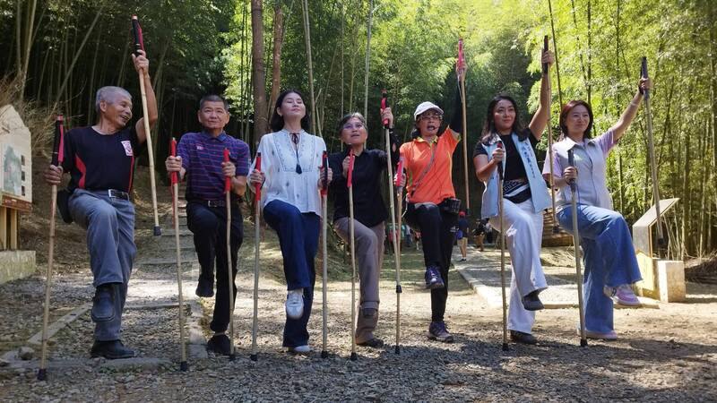 2025草嶺石壁森林療癒季4日開跑，規劃多元跨齡活動，雲林縣文觀處長陳璧君（左3）和古坑鄉長林慧如（中）等人跟著長者跳竹杖健走舞，為活動拉開序幕