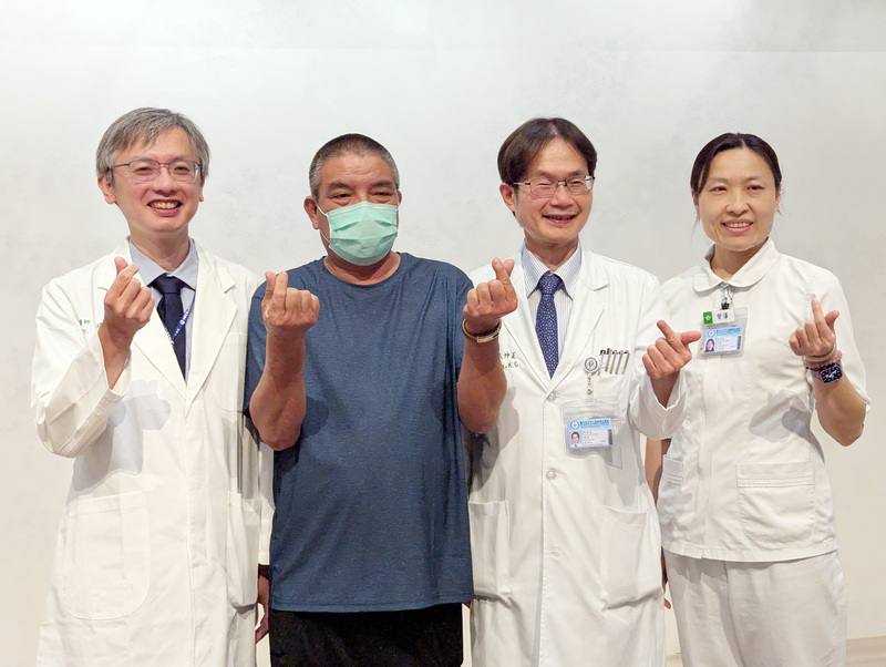 來自花蓮的張姓患者（左2）長期受心肌梗塞所苦，近期胸痛復發遠赴台中市立老人復健綜合醫院就醫，恢復血管暢通，3日感謝醫療團隊讓他重獲新生