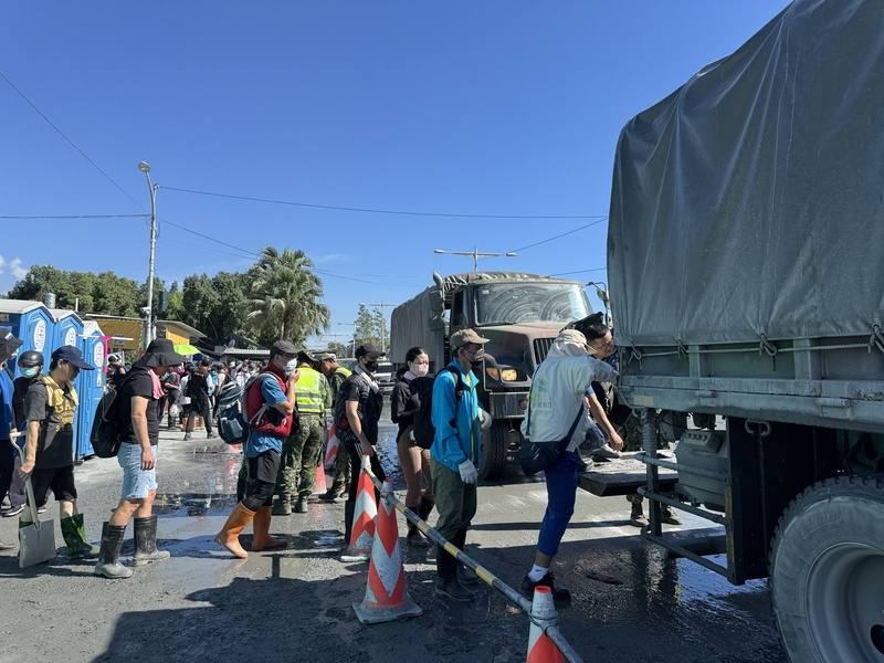 大專挺學生當鏟子超人，教育部指課程範疇可用補助款。（中央社檔案照片）