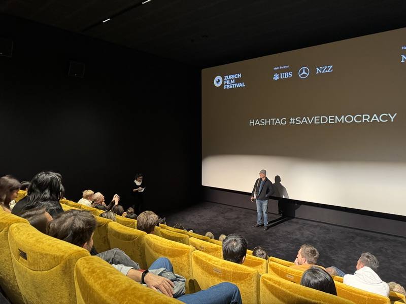 台灣導演曹仕翰執導的「南方時光」入選蘇黎世影展「拯救民主」單元，映後座談觀眾針對目前台海局勢與昔日對比提出許多問題