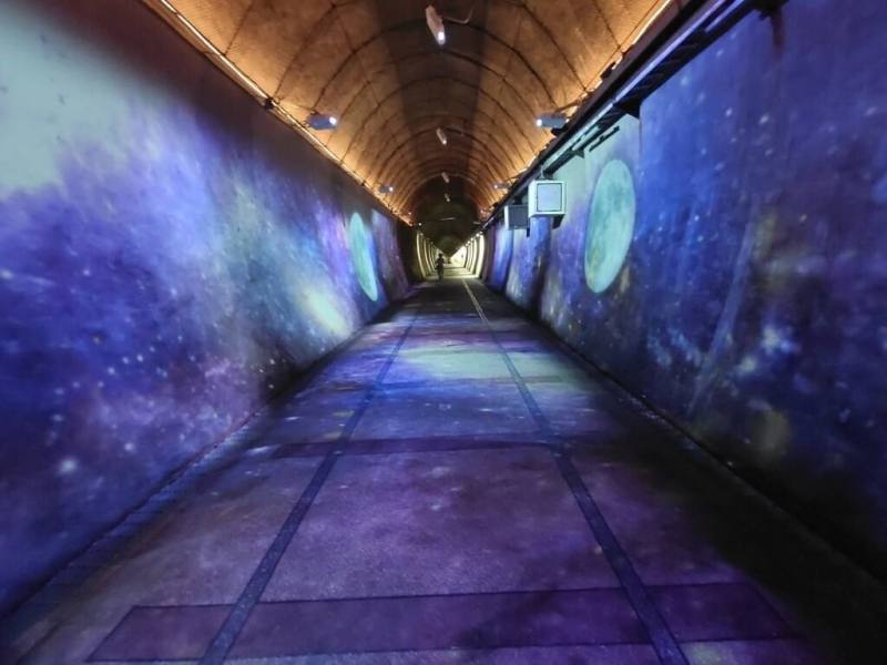 迎接中秋佳節，交通部觀光署東北角及宜蘭海岸國家風景區管理處從即日起到7日，邀請光雕藝術家徐志銘在具百年歷史的舊草嶺隧道，推出「隧道裡的月亮」沉浸式光影展演，歡迎遊客騎鐵馬感受驚奇的視覺體驗。（東北角風管處提供）