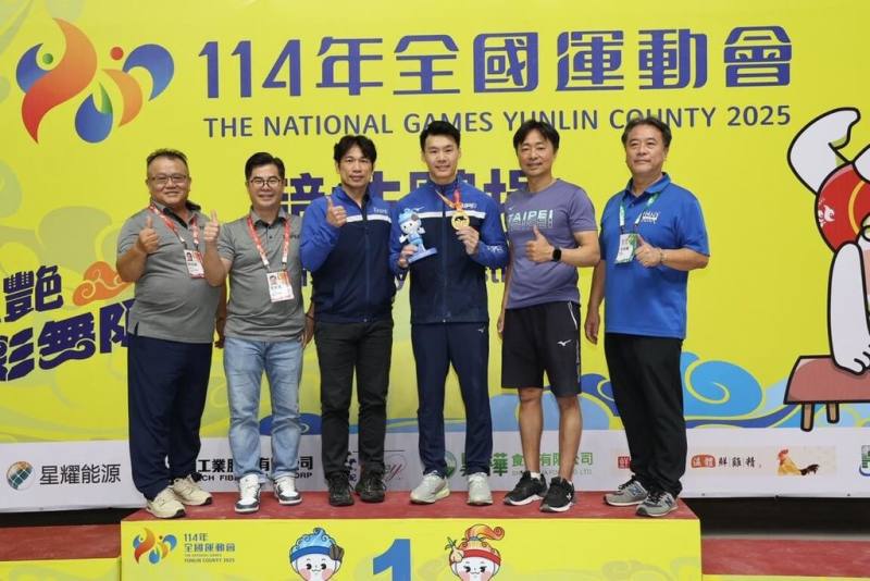 114年全國運動會在雲林，「世界貓王」唐嘉鴻（右3）3日在男子競技體操個人全能賽事重返王座，以總分78.598分摘金。（鄭焜杰提供）