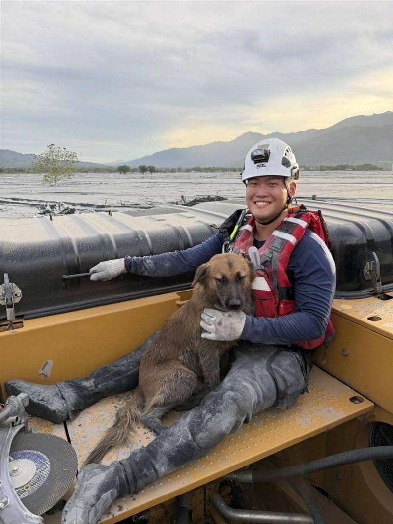Rescued dog '168' with its new owner from Kaohsiung Special Search and Rescue Team. Photo courtesy of the Hualien animal rescue team Oct. 3, 2025