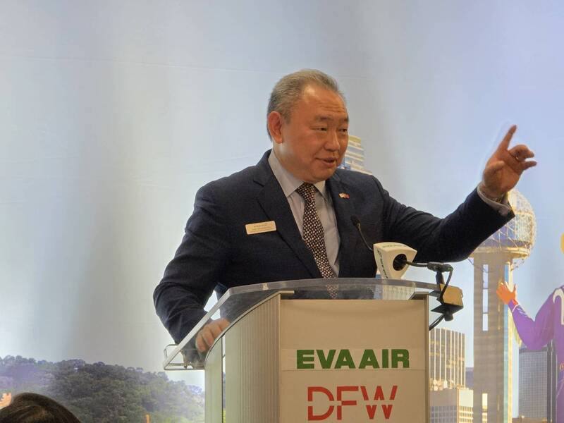 駐美代表俞大㵢出席長榮航空達拉斯桃園首航儀式，他表示，德州已形成愈來愈大的台商產業群聚，長榮航空開啟達拉斯直航絕非偶然，是看準更多僑界、商界相互往返的旅運需求