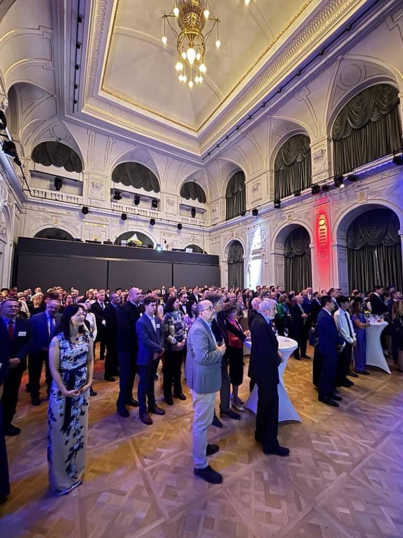 駐匈牙利代表處2日舉辦國慶酒會，現場有10多名現任與卸任國會議員、3位駐台前代表、政府官員、教廷使節團人員、企業代表與僑胞等約200名賓客出席。（駐匈牙利代表處提供）