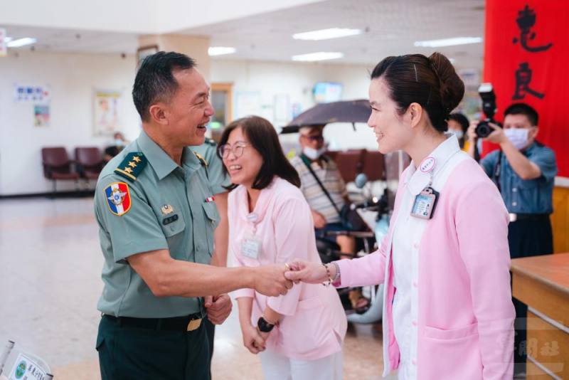 鍾副部長向醫護同仁握手表達感謝