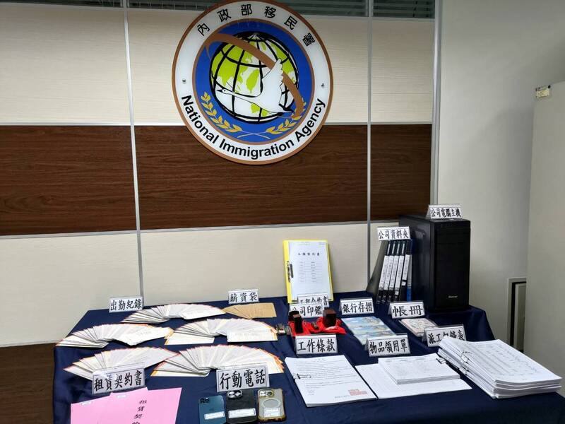 內政部移民署中區事務大隊台中市專勤隊4日宣布破獲非法仲介失聯移工集團案，查扣出勤紀錄、電腦主機、手機、工程合約書及帳冊等犯罪證物。（翻攝照片）