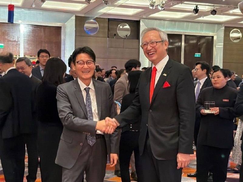 外交部政務次長吳志中（右一）與駐台北韓國代表部代理代表高尚郁（Koh Sangwook，左一）握手致意