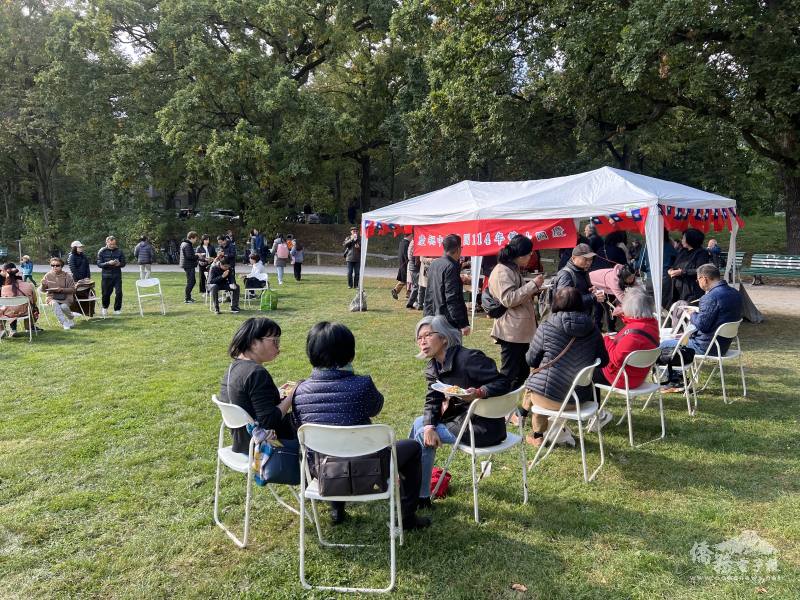 柏林僑民齊聚公園一角, 話家常