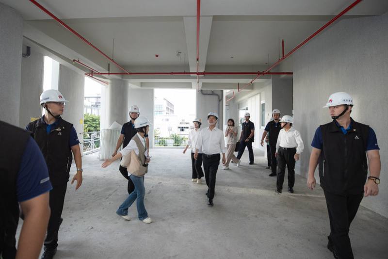 總統視察屏東縣車城鄉住宿式長照機構興建工程