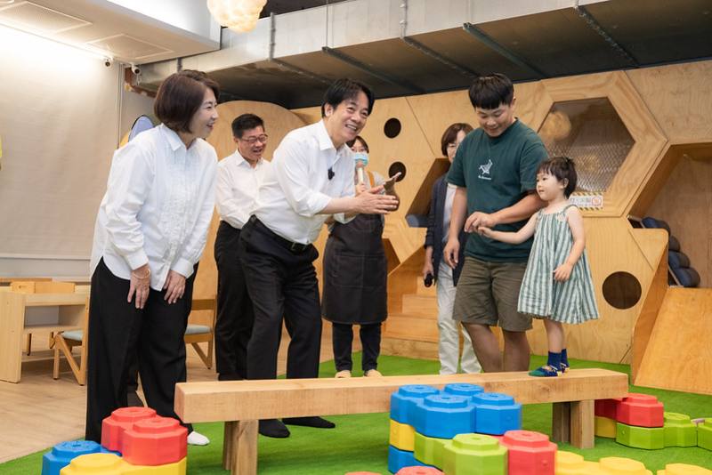 賴清德總統3日下午前往屏東視察恆春社會福利綜合館