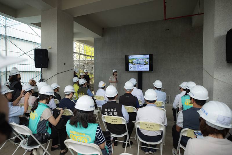 總統抵達後，先後聽取屏東縣政府說明工程及照顧特色，以及衛福部簡報「長照3.0」相關規劃