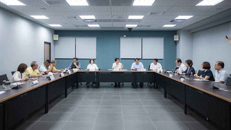 總統抵達後，首先聽取屏東縣政府簡報友善托育、社區關懷據點服務及社福館建設