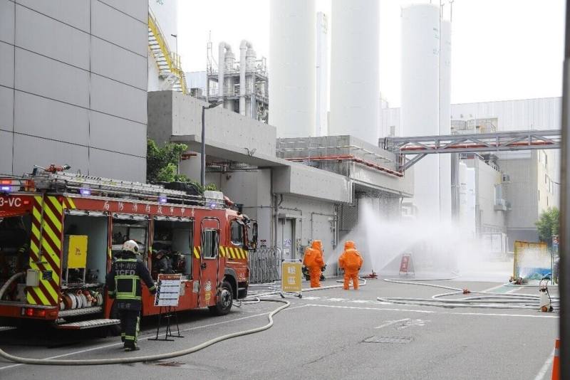 中科管理局3日在中科后里園區辦理「114年度中部科學園區毒性及關注化學物質災害防救（含疏散避難）演練」，結合台中市環保局、消防局及台灣美光公司進行實兵演練。（中科管理局提供）