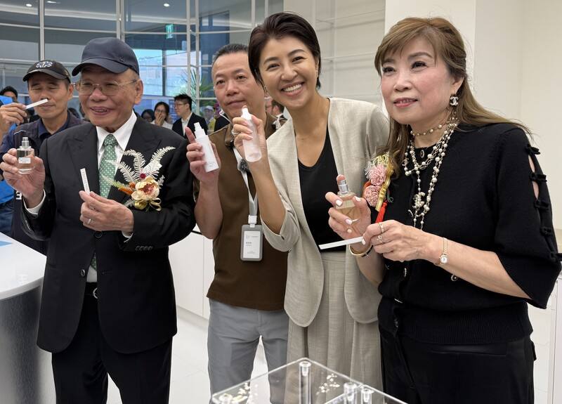 南投旺來產業園區首家觀光工廠「亞洲香研所」開幕典禮3日舉行，縣長許淑華（右2）、愛妮雅集團總裁陳威中（前左）等人出席