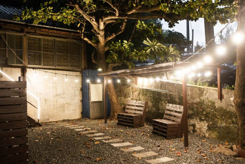 屏東縣政府勞動暨青年發展處規劃「四重溪溫泉村設計共創計畫」，媒合4家溫泉業者與4名設計師攜手共創，洺泉溫泉旅館（圖）戶外廣場在駐村設計師江俐蓉重新整理後，成了泡湯遊客最愛停留之處。（屏東縣勞動暨青年發展處提供）