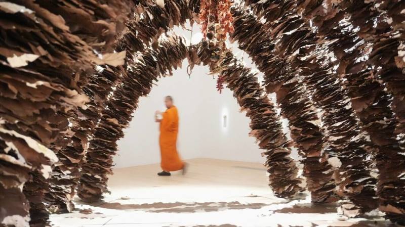 新北市美術館新展「建築的恐懼與療癒」4日盛大登場，日前邀請泰國僧侶在藝術家普瑞姆塔達（Boonserm Premthada）參展作品「藥草之廟」前進行祈福儀式。（新北市美術館提供）