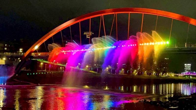 台北市觀傳局表示，暫停展演至6日的台北水舞嘉年華，中秋連假過後將全面恢復，自7日到19日每天傍晚6時半到晚上8時半，每半小時上演一場水舞秀。（台北市觀傳局提供）