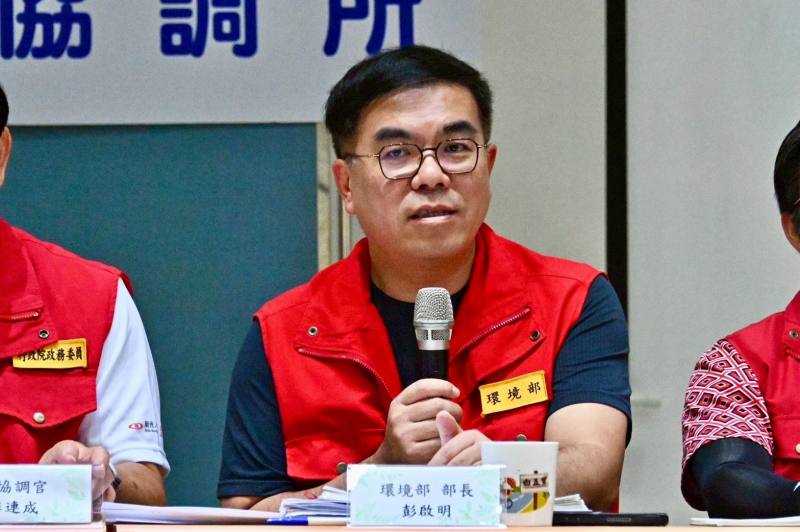 環境部彭啓明部長補充說明，截至4日晚間止，清除淤泥及垃圾量達76,604公噸，目前家戶清理工作大致已達100%