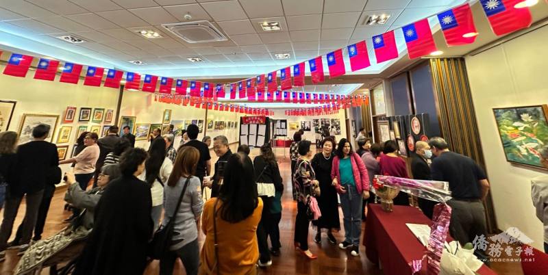 參觀者步入展覽廳，國旗飄揚喜慶雙十國慶