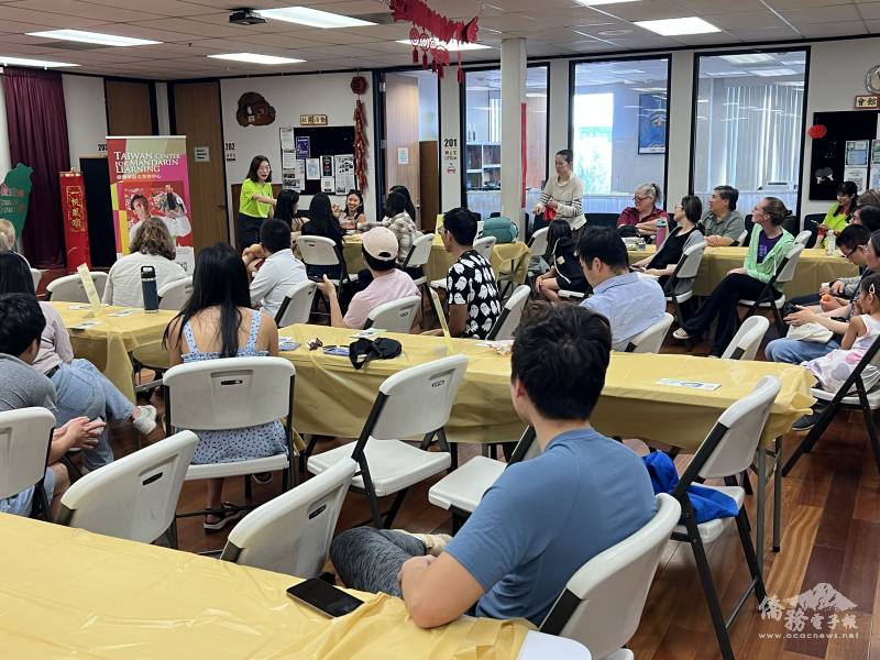參與社區主流民眾及TCML學員專心聆聽老師解說中秋節的故事。