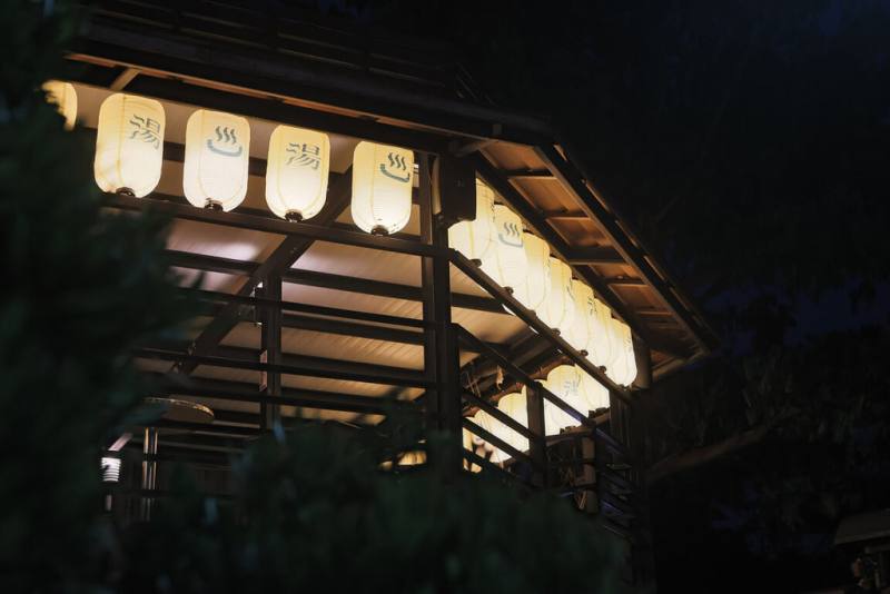 屏東縣政府推動「四重溪溫泉村設計共創計畫」，邀請設計師徐懿荷協助改造清泉日式溫泉館，大眾池休息區的燈籠更新後，更顯日式泡湯氛圍。（勞青處提供）