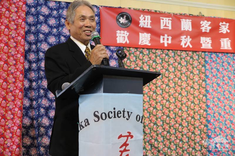 江文通說能夠與鄉親團圓共度中秋佳節暨敬老重陽，倍感欣喜