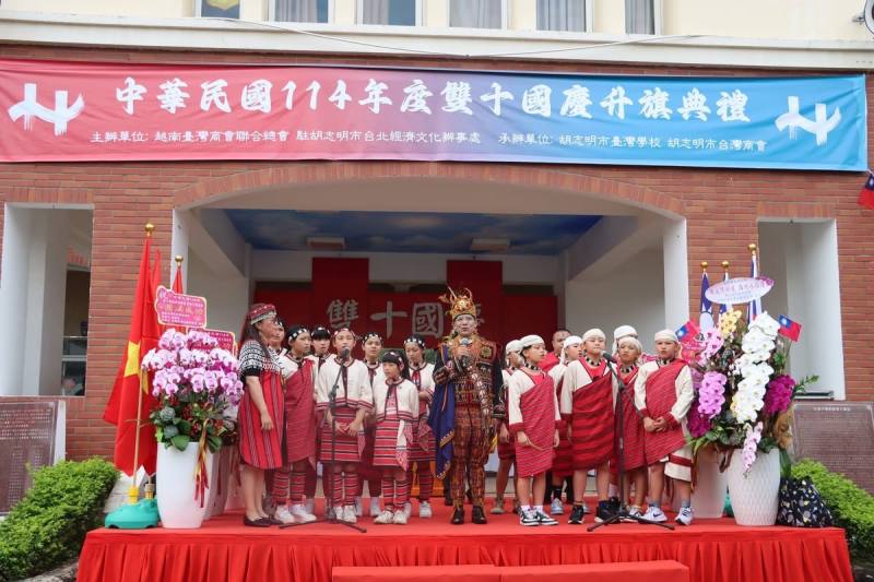 排灣族聲樂家胡待明老師帶領都達國小學生領唱中華民國國歌。