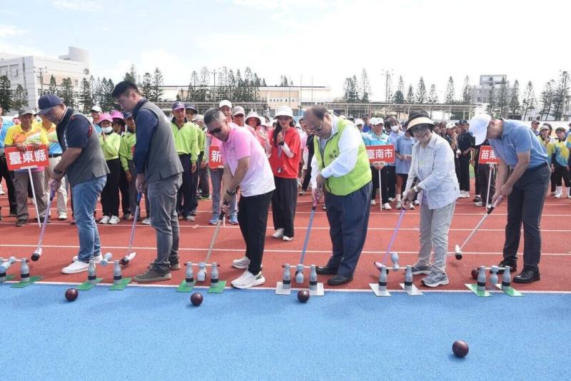 114年全國中正盃木球錦標賽4日在澎湖縣立田徑場舉行開幕典禮，由澎湖縣長陳光復（前右3）等人共同開球，為賽事揭幕。（澎湖縣政府提供）