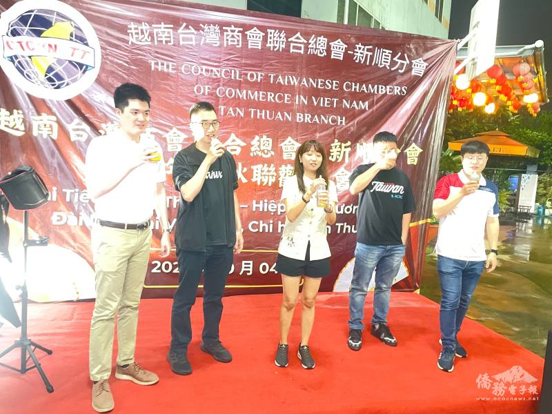 「奶瓶喝啤酒比賽」笑聲不斷，參賽者誇張又逗趣的模樣讓觀眾笑得合不攏嘴