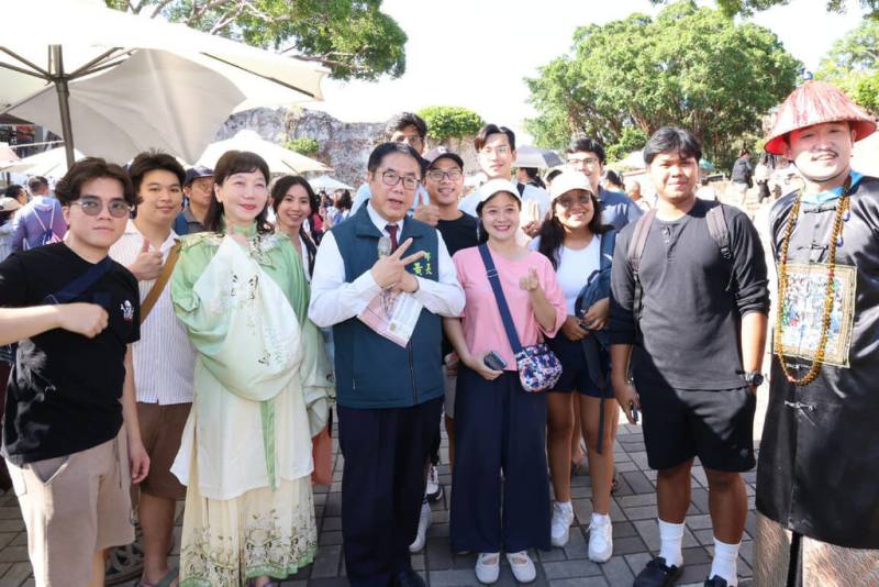 台南市政府在中秋連假期間，於安平古堡舉辦沉浸式市集展演「熱蘭遮市集」，台南市長黃偉哲（前左3）5日也到場與遊客互動。（台南市政府提供）