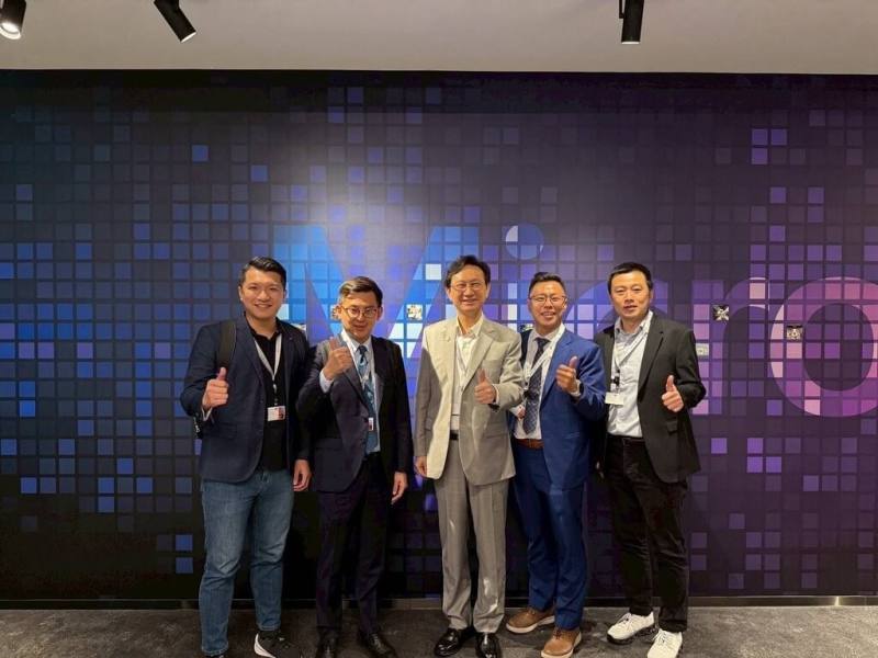 新北市多名議員組團近日訪問新加坡，市議員李宇翔（左起）、市議員卓冠廷、駐新加坡代表童振源、市議員翁震州、市議員張錦豪出席相關活動。（訪團提供）