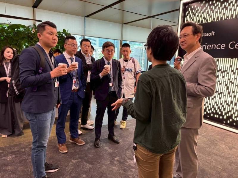 新北市多名議員組團近日訪問新加坡，期間參訪多家企業並交流，駐新加坡代表童振源（右）出席相關活動。（訪團提供）