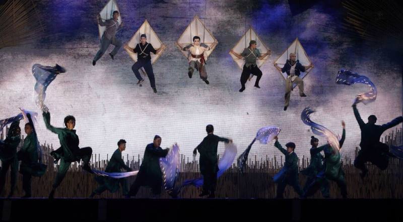 明華園戲劇總團為恆春建城150週年打造史詩大戲「瑯嶠風雲」4日晚間上演，劇中安排「空降奇兵」橋段，令全場讚嘆連連。（屏東縣文化處提供）